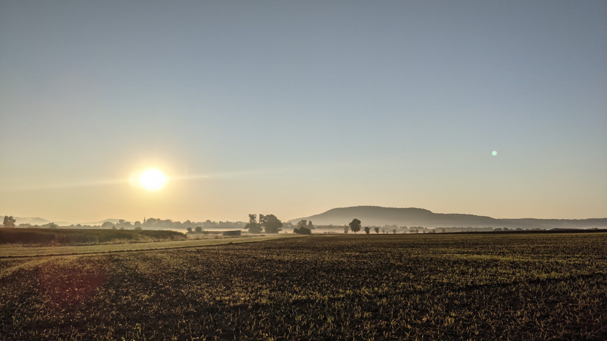 Sonnenaufgang über den Feldern